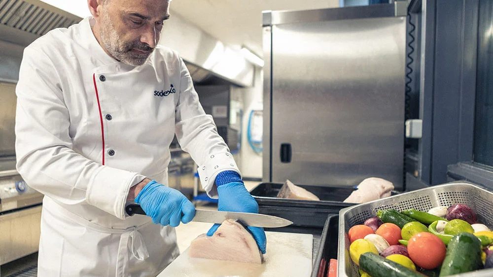 sodexo-chef-cuts-food-industrial-kitchen